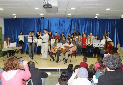 Máis de 200 veciños e veciñas aplaudiron aos rapaces e rapazas da Aula de Música de Oroso durante o Festival de Aninovo